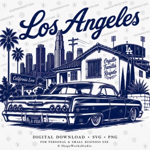 Puede incluir: Una ilustración gráfica azul oscuro que presenta un coche Impala clásico en primer plano con el horizonte de Los Ángeles, una casa con el texto Orgullo Familia Respeto, un letrero de California Love y un logo de estadio de LA al fondo.
