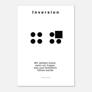 Könnte beinhalten: Minimalistischer Kunstdruck auf weißem Hintergrund. Das Wort "Inversion" steht oben. Darunter befinden sich zwei Formensätze: vier schwarze Kreise und ein schwarzes Quadrat mit drei schwarzen Kreisen. Der Text lautet "Wir denken klarer, wenn wir fragen, was zum Scheitern führen würde."