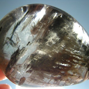 Hochwertige Quarz Kristall W / Amphibole - Ly 241