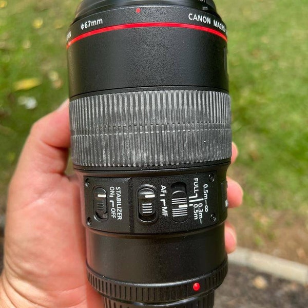 Canon Lens EF 100mm f/2.8L Macro IS USM - Almost new!