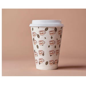 Puede incluir: Una taza de café de papel blanco con tapa blanca. La taza está decorada con un patrón repetido de tazas de café de dibujos animados y granos de café en tonos marrones. El fondo es de color rosa liso y apagado.
