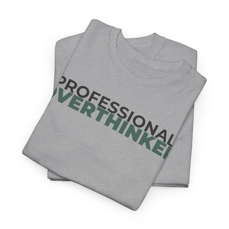 Camiseta para personas que piensan demasiado, camiseta divertida para introvertidos, camiseta gráfica minimalista, regalo para pensadores, camiseta con humor sobre la ansiedad, gris, blanco, arena. imagen 6