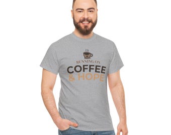 Camiseta "Running on Coffee and Hope", camiseta para amantes del café, estampado divertido, camiseta de estética minimalista, camiseta motivacional adorable, regalo para él o ella.