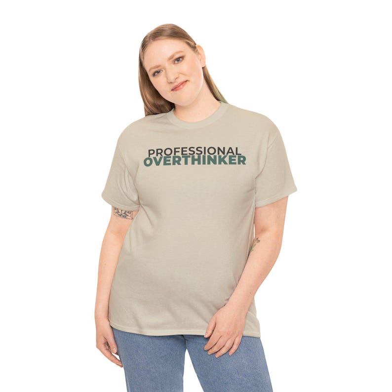 Camiseta para personas que piensan demasiado, camiseta divertida para introvertidos, camiseta gráfica minimalista, regalo para pensadores, camiseta con humor sobre la ansiedad, gris, blanco, arena. imagen 5