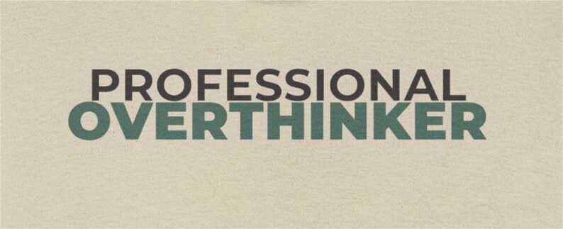 Camiseta para personas que piensan demasiado, camiseta divertida para introvertidos, camiseta gráfica minimalista, regalo para pensadores, camiseta con humor sobre la ansiedad, gris, blanco, arena. imagen 7