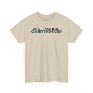 Camiseta para personas que piensan demasiado, camiseta divertida para introvertidos, camiseta gráfica minimalista, regalo para pensadores, camiseta con humor sobre la ansiedad, gris, blanco, arena. imagen 2