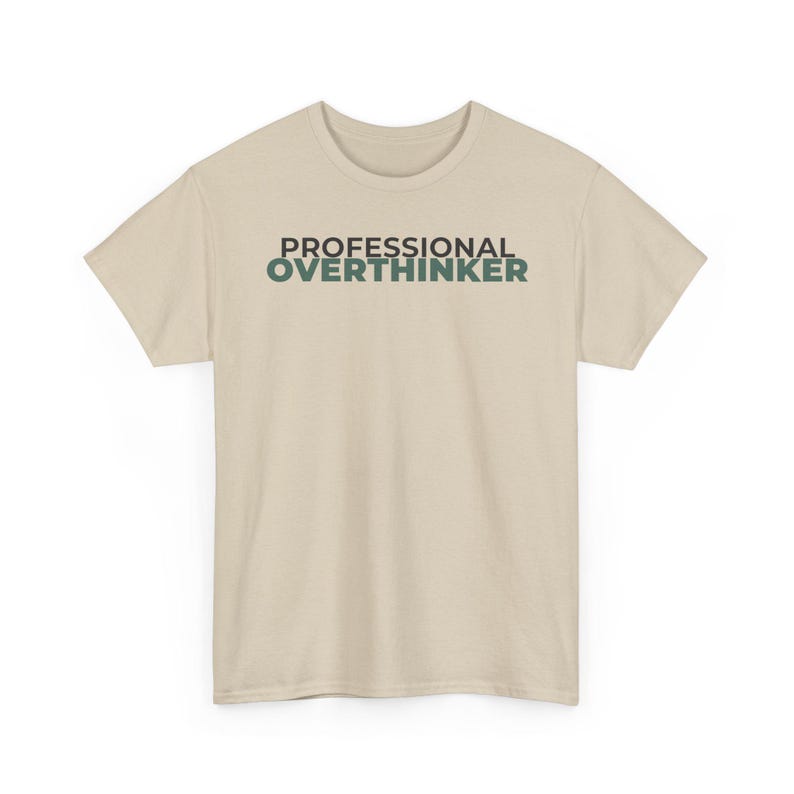 Camiseta para personas que piensan demasiado, camiseta divertida para introvertidos, camiseta gráfica minimalista, regalo para pensadores, camiseta con humor sobre la ansiedad, gris, blanco, arena. imagen 2