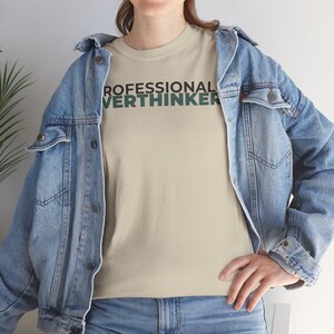 Camiseta para personas que piensan demasiado, camiseta divertida para introvertidos, camiseta gráfica minimalista, regalo para pensadores, camiseta con humor sobre la ansiedad, gris, blanco, arena. imagen 3