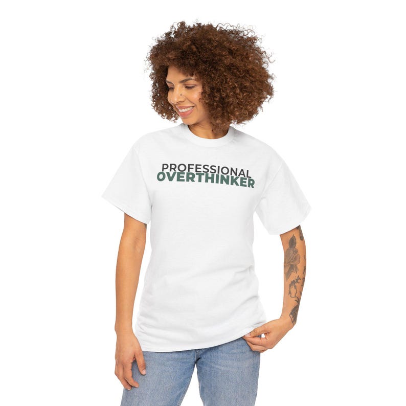 Camiseta para personas que piensan demasiado, camiseta divertida para introvertidos, camiseta gráfica minimalista, regalo para pensadores, camiseta con humor sobre la ansiedad, gris, blanco, arena. imagen 4