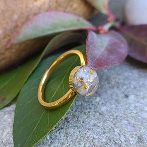 Anillo de cabujón con recuerdo personalizado hecho con flores de su boda o conmemoración / restos de mascotas / piel - BAÑADO EN ORO