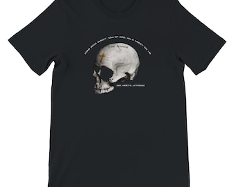 Tête de mort avec croix byzantine à l'avant et prière de Jésus à l'arrière - T-shirt unisexe à col rond de qualité supérieure | Bella + Toile 3001