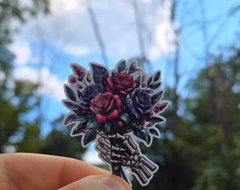 Sticker met gotische hand met boeket bloemen van skelet | Uniek bloemdessin | Laptopstickers, sticker waterfles, notebooksticker