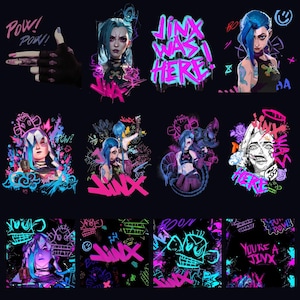 以下が含まれることがあります： 青い髪のキャラクターをフィーチャーした、カラフルなグラフィックデザインのコレクション。「Jinx」と「Pow! Pow!」の文字をグラフィティスタイルで表現し、黒い背景に鮮やかなピンクと青のアクセントを加えています。