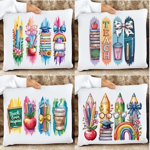 Puede incluir: Cojines decorativos blancos con dise&ntilde;os coloridos con tem&aacute;tica escolar. Cada coj&iacute;n presenta l&aacute;pices, libros, manzanas y otros &uacute;tiles escolares. Un coj&iacute;n tiene la palabra "Teach" y otro dice "Teach, love, inspire".