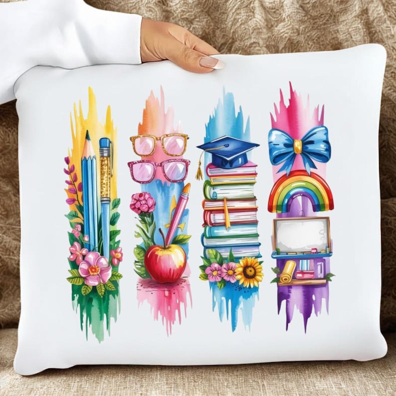 Puede incluir: Coj&iacute;n decorativo blanco con un dise&ntilde;o de acuarela colorido con elementos escolares. El dise&ntilde;o incluye l&aacute;pices, gafas, una manzana, libros, un gorro de graduaci&oacute;n, un arco&iacute;ris y un lazo.