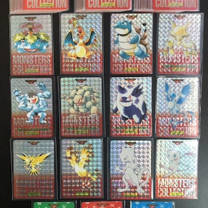 Può includere: Una collezione di carte collezionabili Pokémon con personaggi come Bulbasaur, Charmander e Squirtle. Le carte presentano un design olografico e il testo "MONSTERS COLLECTION". La fila inferiore mostra carte con testo giapponese.