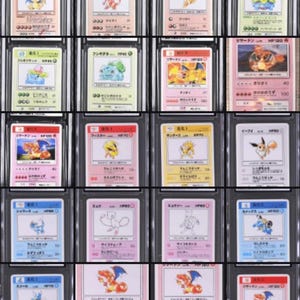 Può includere: Una collezione di carte collezionabili Pokémon vintage, ciascuna in una custodia protettiva. Le carte presentano illustrazioni colorate di personaggi Pokémon, con testo giapponese e valori numerici. Le carte sono disposte in file e colonne.