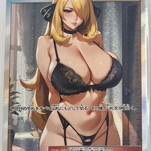 Può includere: Una carta collezionabile olografica raffigurante un personaggio femminile anime con capelli biondi, in lingerie nera. La carta presenta testo giapponese e la parola "Trainer's". È una carta promozionale.