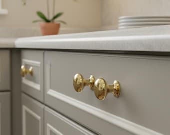 Tirador redondo de latón macizo sin lacar con forma de hongo para armarios HERIOT | Tirador de cajón en oro cepillado | Herrajes de lujo vintage para cocina y muebles