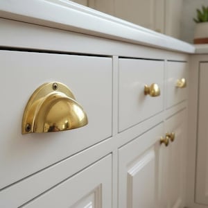 Tirador de copa de latón macizo sin lacar, tirador vintage para cajones y armarios, herrajes de latón antiguo para armarios de cocina, tirador de lujo hecho a mano.