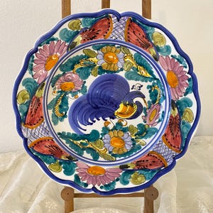 Puede incluir: Un juego de tres tazas de cerámica con acabado mate moteado. Las tazas son de color crema, gris claro y gris oscuro. Cada taza tiene un diseño simple y minimalista, ideal para café o té.