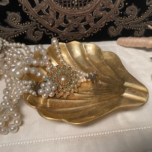 Plat vintage en laiton en forme de coquillage | Vide-poches style bord de mer | Plateau fourre-tout en forme de coquille Saint-Jacques | Décoration Hollywood Regency