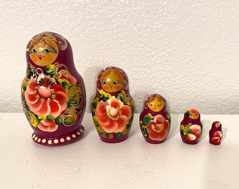 金色のロシアの入れ子人形5体セット。手描きの木製マトリョーシカに花