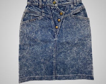 Minifalda vaquera vintage Guess con efecto desteñido, talle alto, cierre asimétrico de botones, talla 26