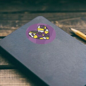 Pegatina de corazón con diseño de orgullo no binario - Pegatina de papel con la bandera del orgullo no binario dibujada a mano, sostenible y sutil