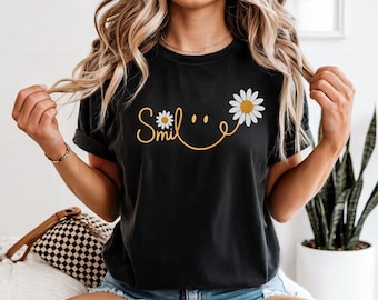 Smile Daisy Shirt, Cute Floral Smile Tee, Happy Face Flower Shirt, Aesthetic Daisy Graphic Tee for Women