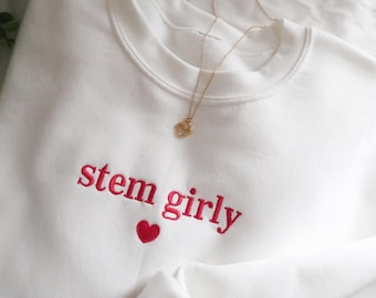 Stem Girly geborduurde ronde hals roze | Vrouwen in STEM-stijl, studentenhoodie afgestudeerd, cadeau wetenschapper, doctoraatssweater