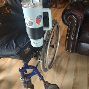 Rubicon DX14, Rollstuhl-Getränkehalter mit Telefonhalterung, verstellbarer Getränkehalter für Elektrostuhl, Zubehör für Gehhilfe