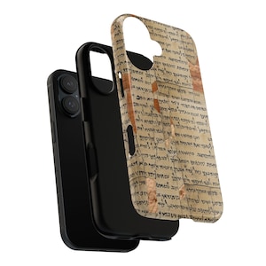 Może przedstawiać: Czarny smartfon z etui ochronnym z wzorem przypominającym pergamin. Etui prezentuje postarzany papier z wyblakłym tekstem i brązowymi akcentami, sugerując motyw antyczny lub historyczny. Telefon jest częściowo widoczny.