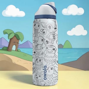 K&ouml;nnte beinhalten: Eine wei&szlig;e und blaue Owala-Trinkflasche mit einem Muster aus schwarz-wei&szlig;en Cartoon-Charakteren. Die Flasche hat einen wei&szlig;en Deckel mit blauem Riemen und einen Klappverschluss. Der Hintergrund zeigt eine Strandszene mit Cartoon-Wolken.