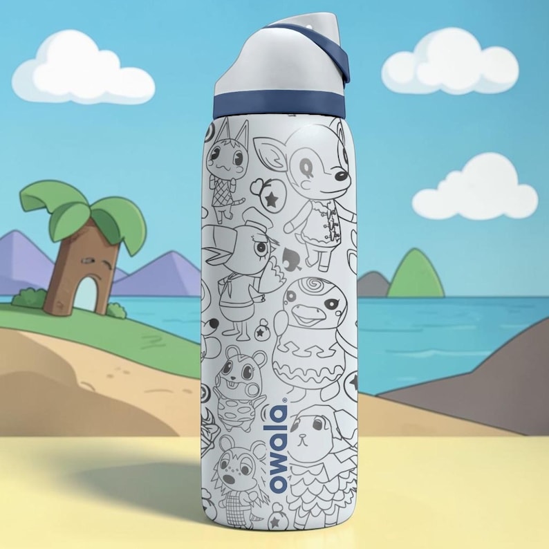 K&ouml;nnte beinhalten: Eine wei&szlig;e und blaue Owala-Trinkflasche mit einem Muster aus schwarz-wei&szlig;en Cartoon-Charakteren. Die Flasche hat einen wei&szlig;en Deckel mit blauem Riemen und einen Klappverschluss. Der Hintergrund zeigt eine Strandszene mit Cartoon-Wolken.