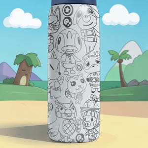 K&ouml;nnte beinhalten: Eine wei&szlig;e Wasserflasche mit blauem Deckel, bedeckt mit schwarz-wei&szlig;en Cartoon-Charakter-Illustrationen. Der Hintergrund zeigt eine Cartoon-Landschaft mit blauem Himmel, gr&uuml;nen H&uuml;geln und Palmen.