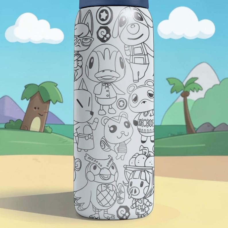 K&ouml;nnte beinhalten: Eine wei&szlig;e Wasserflasche mit blauem Deckel, bedeckt mit schwarz-wei&szlig;en Cartoon-Charakter-Illustrationen. Der Hintergrund zeigt eine Cartoon-Landschaft mit blauem Himmel, gr&uuml;nen H&uuml;geln und Palmen.