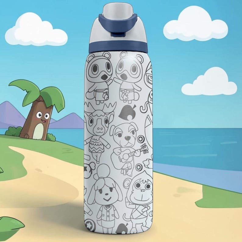 K&ouml;nnte beinhalten: Eine wei&szlig;-marineblaue Wasserflasche mit einem Cartoon-Design von Animal Crossing-Charakteren. Die Flasche hat einen Klappdeckel. Der Hintergrund zeigt eine Strandszene mit Wolken und einer Palme.
