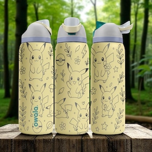 Puede incluir: Tres botellas de agua amarillas con un diseño de Pikachu. Cada botella presenta una tapa gris claro y un contorno negro de Pikachu, flores, hojas y rayos. La palabra "cowala" está impresa en una de las botellas.