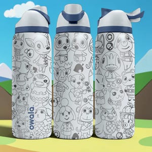 K&ouml;nnte beinhalten: Drei wei&szlig;e Wasserflaschen mit blauen Akzenten und Illustrationen von Cartoon-Charakteren in Schwarz und Wei&szlig;. Die Flaschen haben einen Klappdeckel. Das Wort "owala" ist auf einer der Flaschen aufgedruckt. Der Hintergrund ist ein blauer Himmel und gr&uuml;ne H&uuml;gel.