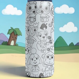 K&ouml;nnte beinhalten: Eine wei&szlig;e Wasserflasche mit einem sich wiederholenden Muster aus schwarz-wei&szlig;en Cartoon-Charakteren. Die Charaktere umfassen Tiere und andere Figuren. Die Flasche hat einen blauen Deckel und ist vor einem Cartoon-Hintergrund aus Strand und Himmel platziert.