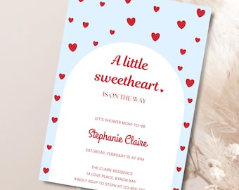 Könnte beinhalten: Eine hellblaue Einladungskarte mit roten Herzakzenten. Der Text lautet "A little sweetheart is on the way." Details umfassen den Namen der werdenden Mutter, Datum, Uhrzeit, Ort und RSVP-Informationen.