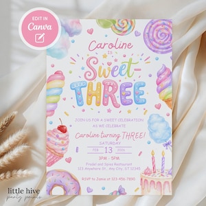 Op de afbeelding: Een pastelkleurige verjaardagsuitnodiging met de tekst "Caroline is Sweet Three". Het ontwerp bevat illustraties van snoep zoals ijsjes, lollies en een taart. De uitnodiging bevat de datum, tijd en locatie.