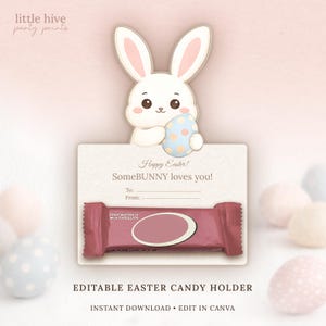Puede incluir: Un portador de caramelos con temática de Pascua con un conejito blanco sosteniendo un huevo decorado. El portador tiene el texto "Happy Easter! SomeBUNNY loves you!" y espacio para nombres y una barra de chocolate.