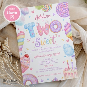 Puede incluir: Una invitación de cumpleaños en colores pastel con el texto "Adeline tiene DOS años, qué dulce". El diseño incluye ilustraciones de donuts, conos de helado, piruletas y una tarta. La invitación también incluye la fecha, la hora y el lugar de la fiesta.