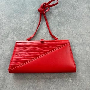 Bolso de mano vintage de los años 80 para mujer, rojo, estructurado, con asa superior, ideal para ocasiones especiales.