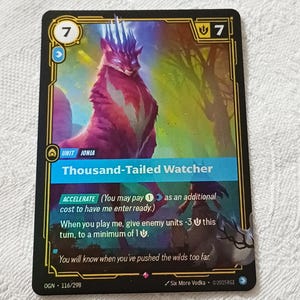 Puede incluir: Una tarjeta coleccionable con una ilustración de fantasía de una criatura con pelaje morado y rojo, un pecho blanco y una cabeza azul y morada. La tarjeta tiene el texto "Thousand-Tailed Watcher" e instrucciones del juego. La tarjeta tiene un borde negro.