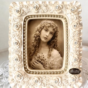 Peut inclure: Un ensemble de trois tasses en céramique avec une finition mate et mouchetée. Les tasses sont dans des tons crème, gris clair et gris foncé. Chaque tasse a un design simple et minimaliste, parfait pour le café ou le thé.