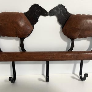 Vintage Sheep Wall Hook Rack, Rustic Farmhouse Coat Rack / Porte-manteau mural moutons vintage style champêtre