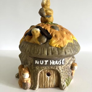 Vintage Nut House Cookie Jar with Lid, Ceramic Squirrel Cookie Jar / Pot à biscuits vintage Nut House en céramique